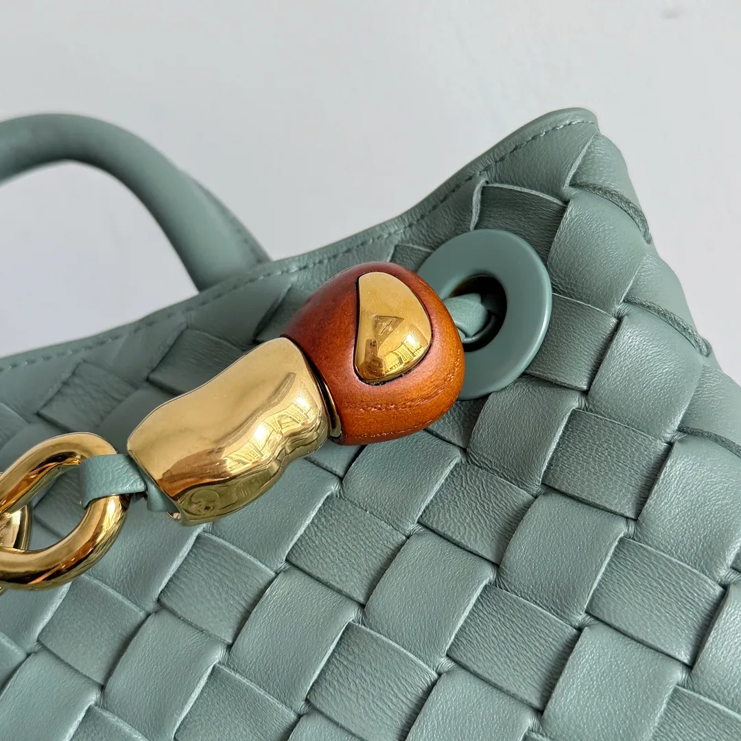 The new Andiamo batch of 3060 BV is shipped‼ ️The classic intercciato weaving process is used to create a soft bag, the metal knot is made of micro-cast aluminum using jewelry technology🪢, and the decorative beads are made of metal and hand-polished oak, allowing you to jump repeatedly between elegance and fun💃, making it unpredictable. Classic and versatile, it shows off your temperament, and the bag has a large capacity, making it very convenient for daily commuting! It has a variety of carrying methods, the shoulder straps can be adjusted by yourself, the original lambskin feels soft and delicate, and the unisex style breaks gender boundaries and brings a more practical and long-lasting use experience. The Andiamo, which has both elegant and casual styles, perfectly interprets the "fashionable old money style". Style No.: 743568+Wood Hardware Color: Aloe Green Size: 25*22*10.5cm